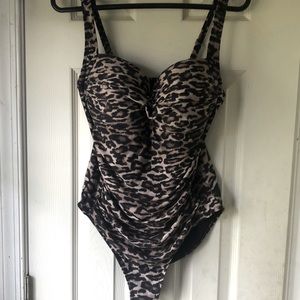 NipTuck Swim Size 12 Animal Print Molded Cup